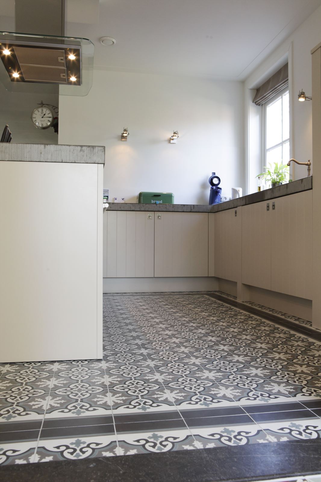 Gris 18 Inside Corner