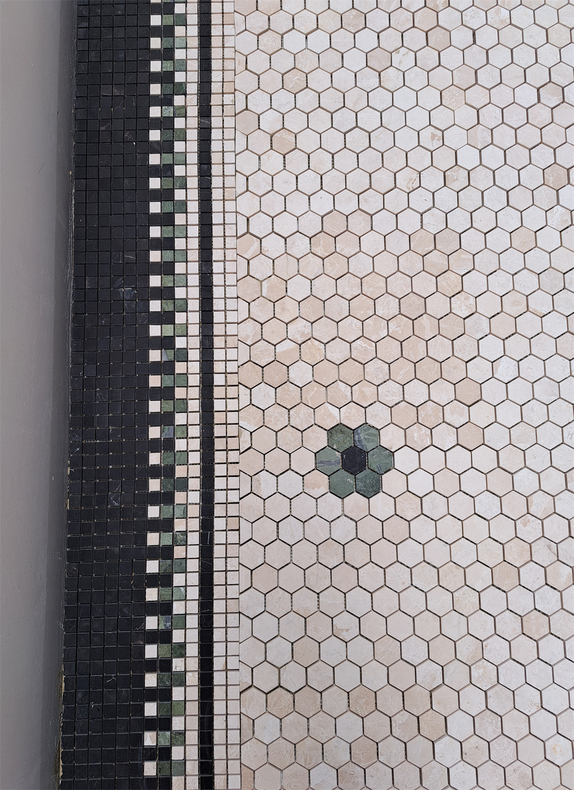 Mosaic Corner Block Pattern Bottocino