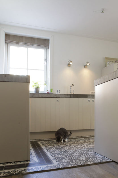 Gris 18 Inside Corner